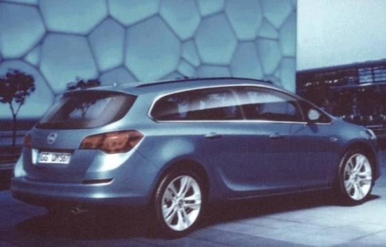Opel Astra Sports Tourer 2011 : Le première image sans damier ni camouflage