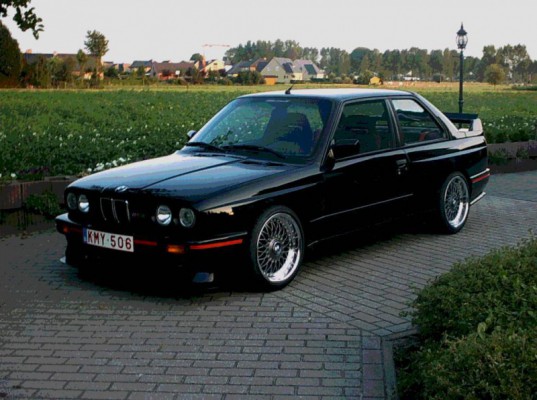 e30m3sportevoxu51 537x400 BMW M3 : 25 ans, 4 générations, 3 vidéos et 30 minutes de plaisir !