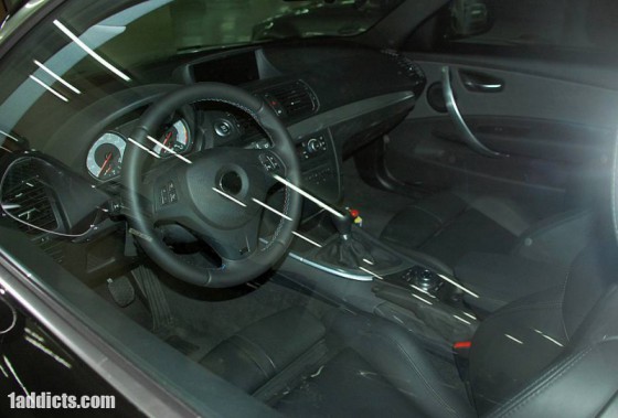 BMW serie 1 M Coupé : La planche de bord surprise dans… un garage ! + un tour à bord en vidéo