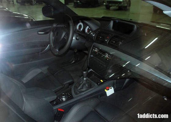 1M Concept 02 560x400 BMW serie 1 M Coupé : La planche de bord surprise dans... un garage ! + un tour à bord en vidéo 