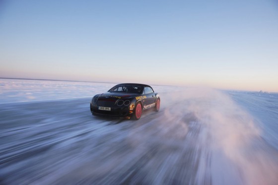 bentleyicerecord 01 560x373 Bentley on ice : Plus de 330 km/h en cabriolet   (vidéo)