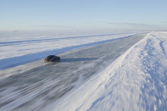 bentleyicerecord 03 560x373 Bentley on ice : Plus de 330 km/h en cabriolet   (vidéo)