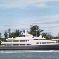 Sultan brunei Small Yacht 1999 200x200 Cest la crise ! Le Sultan de Brunei se sépare de 21 de ses voitures......