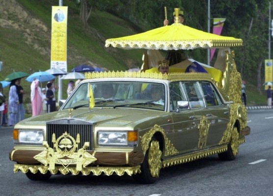 sultandebrunei23 556x400 Cest la crise ! Le Sultan de Brunei se sépare de 21 de ses voitures......