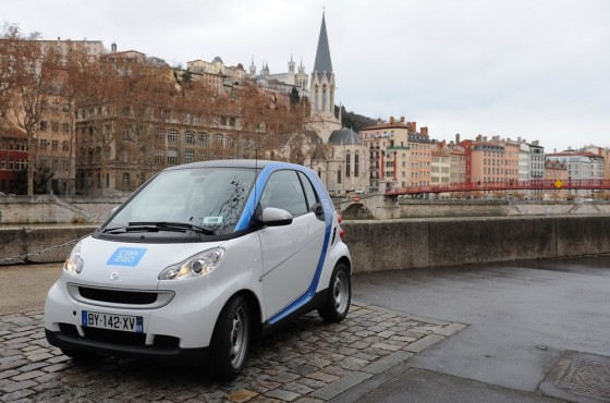 Smart Car2go devant la passerelle St Georges 560x370 Car2go à Lyon : Cest parti  (vidéos)
