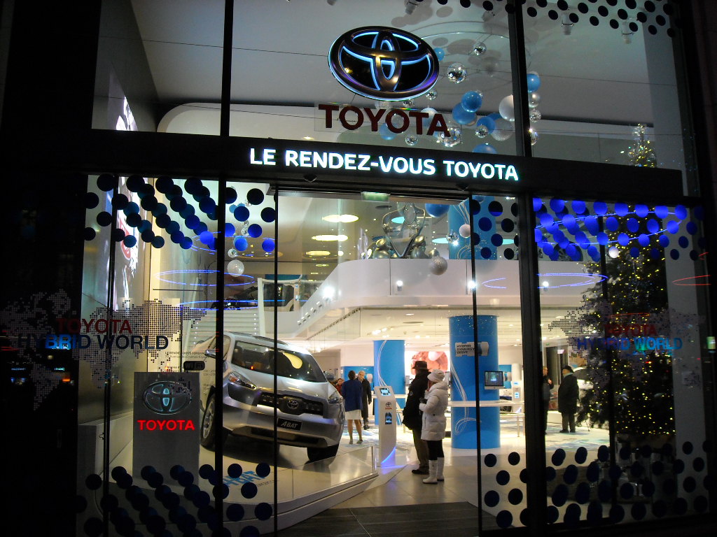 Aux ChampsElysées le Rendezvous hybride de Toyota avec le Père Noël