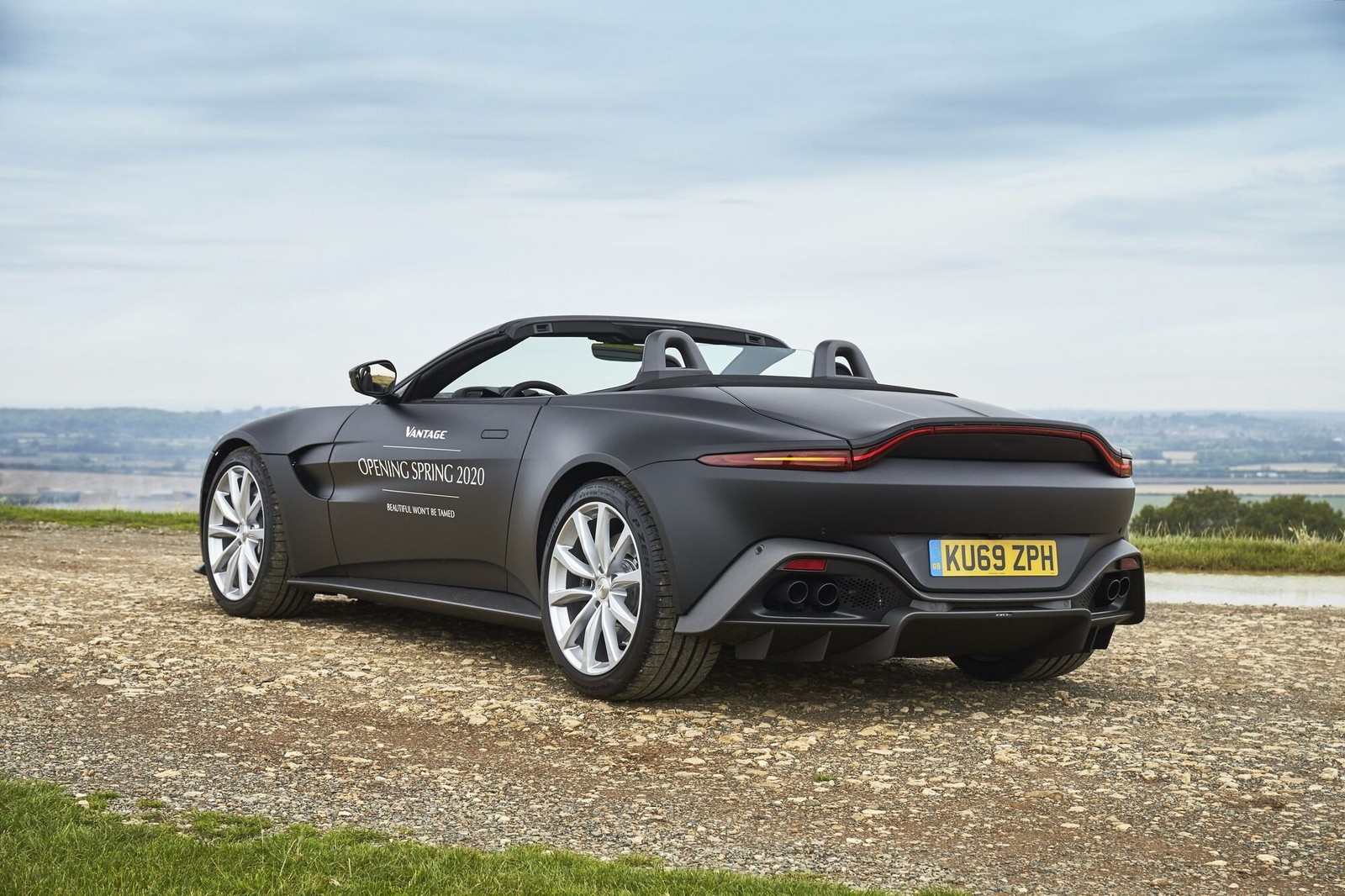 L'Aston Martin Vantage se découvre